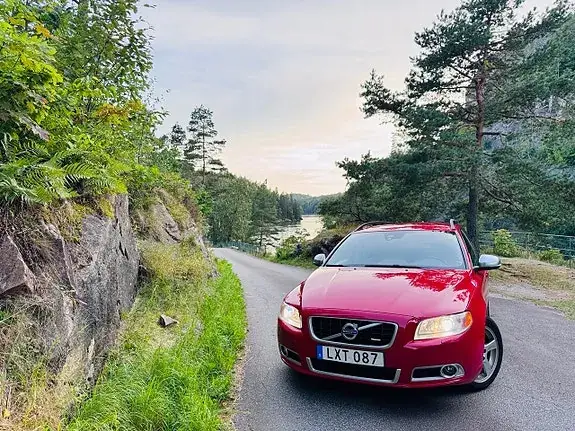 Volvo V70 2012 photo 2