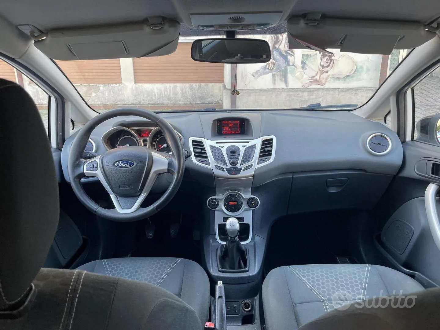 Ford Fiesta 2010 photo 2