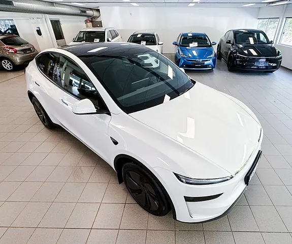 Tesla Model Y 2026 photo 2