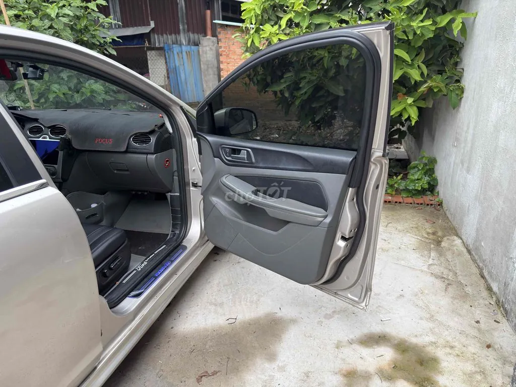 Ford Focus 2010 photo 2