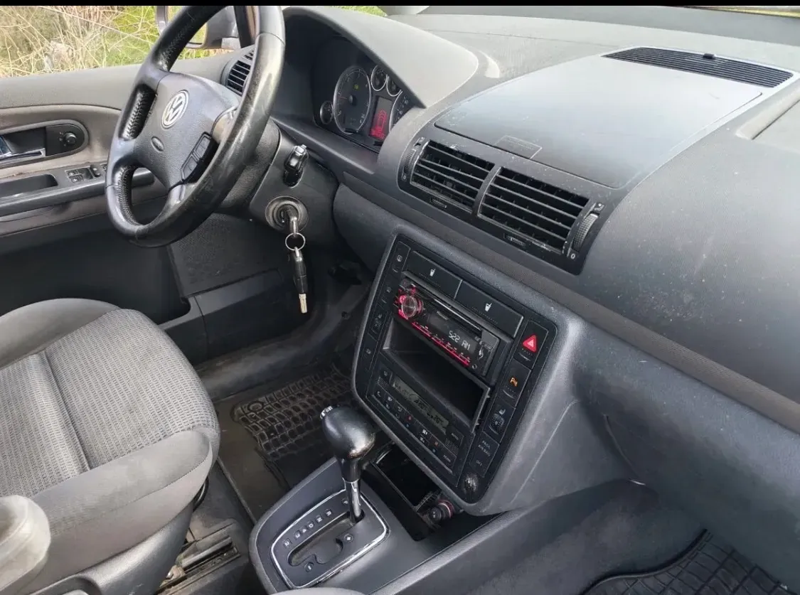 Volkswagen Touran 2006 photo 2