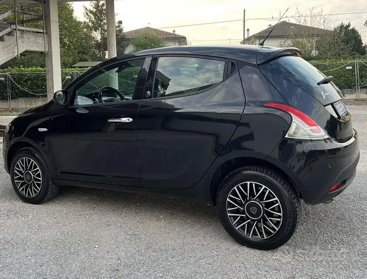 Lancia Ypsilon 2016 photo 2