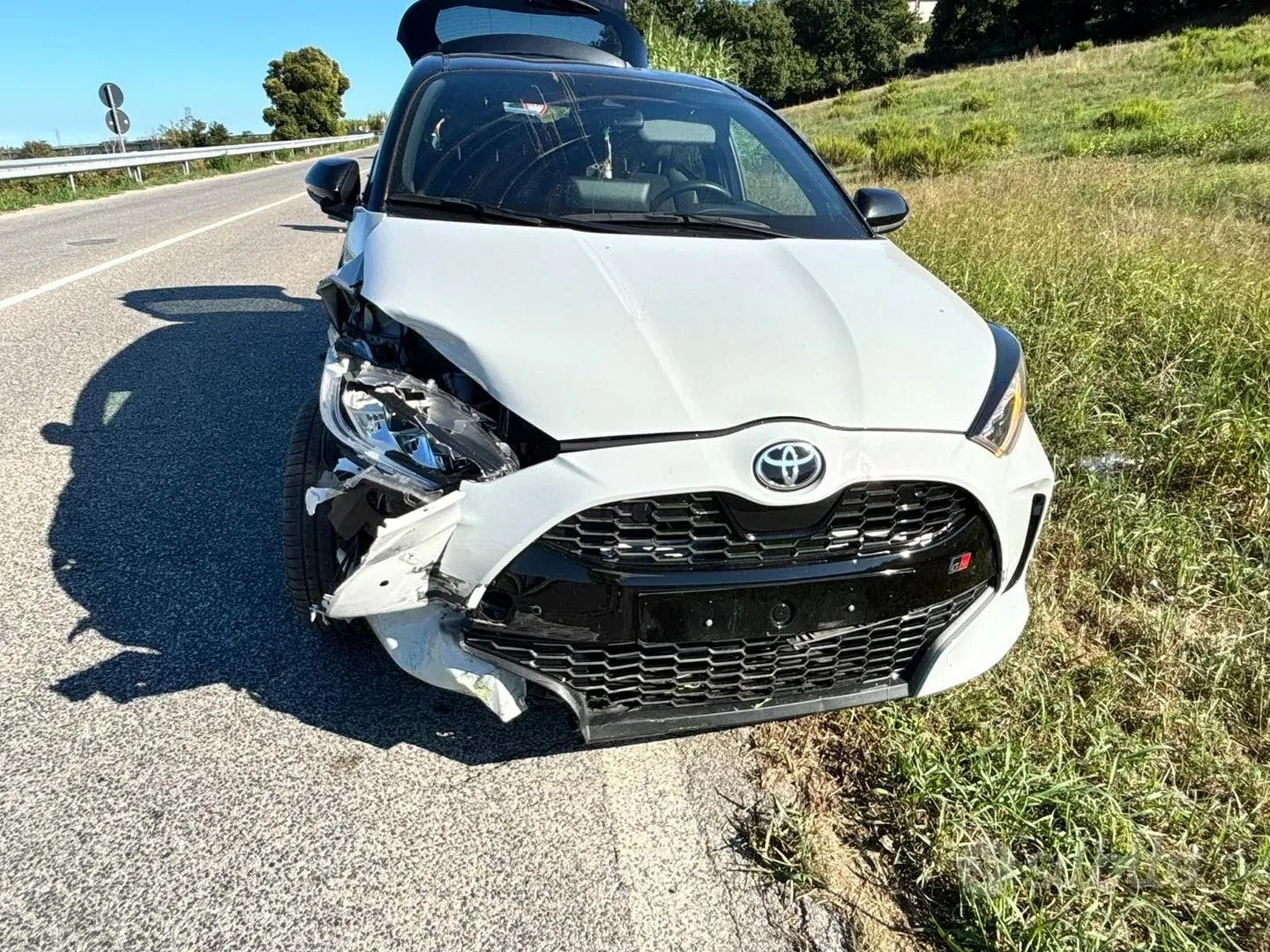 Toyota Yaris 2023 photo 2