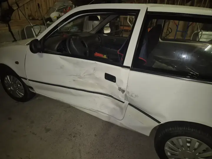Suzuki Swift 2000 photo 2