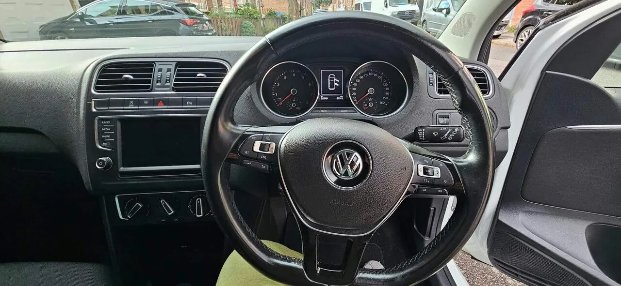 Volkswagen Polo 2014 photo 2