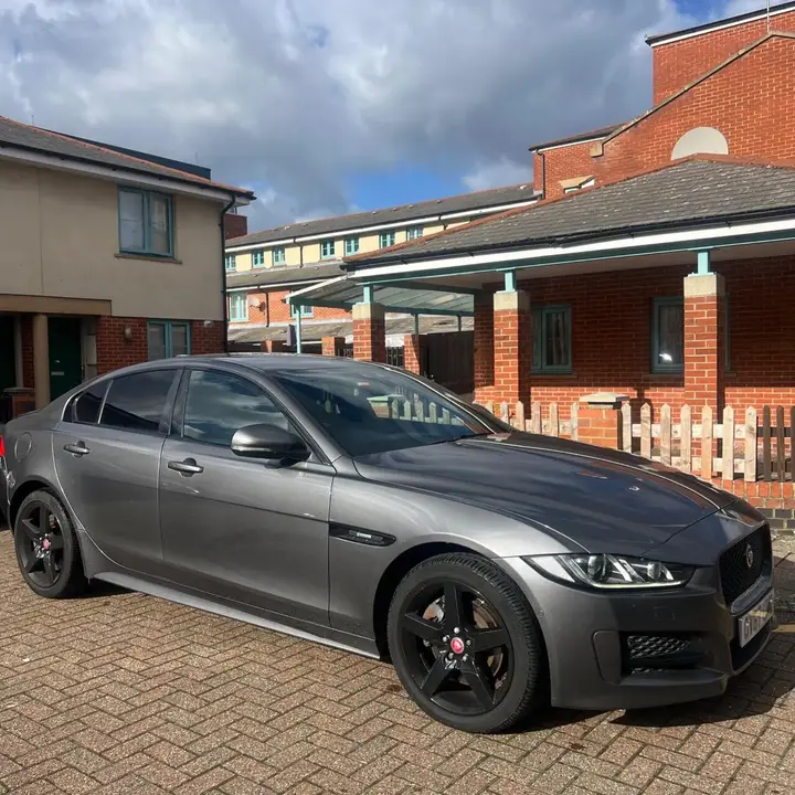 Jaguar Xe 2017 photo 2