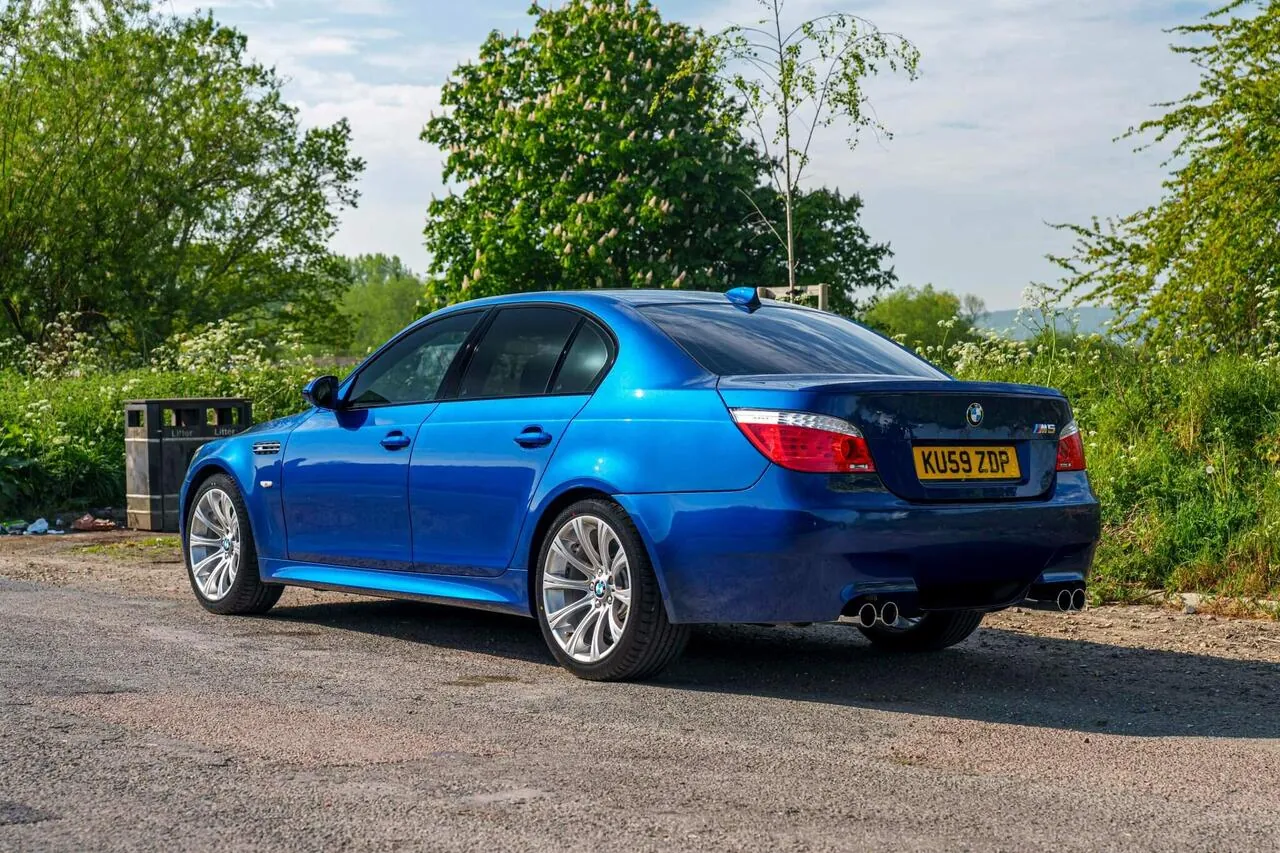 BMW M5 2009 photo 2