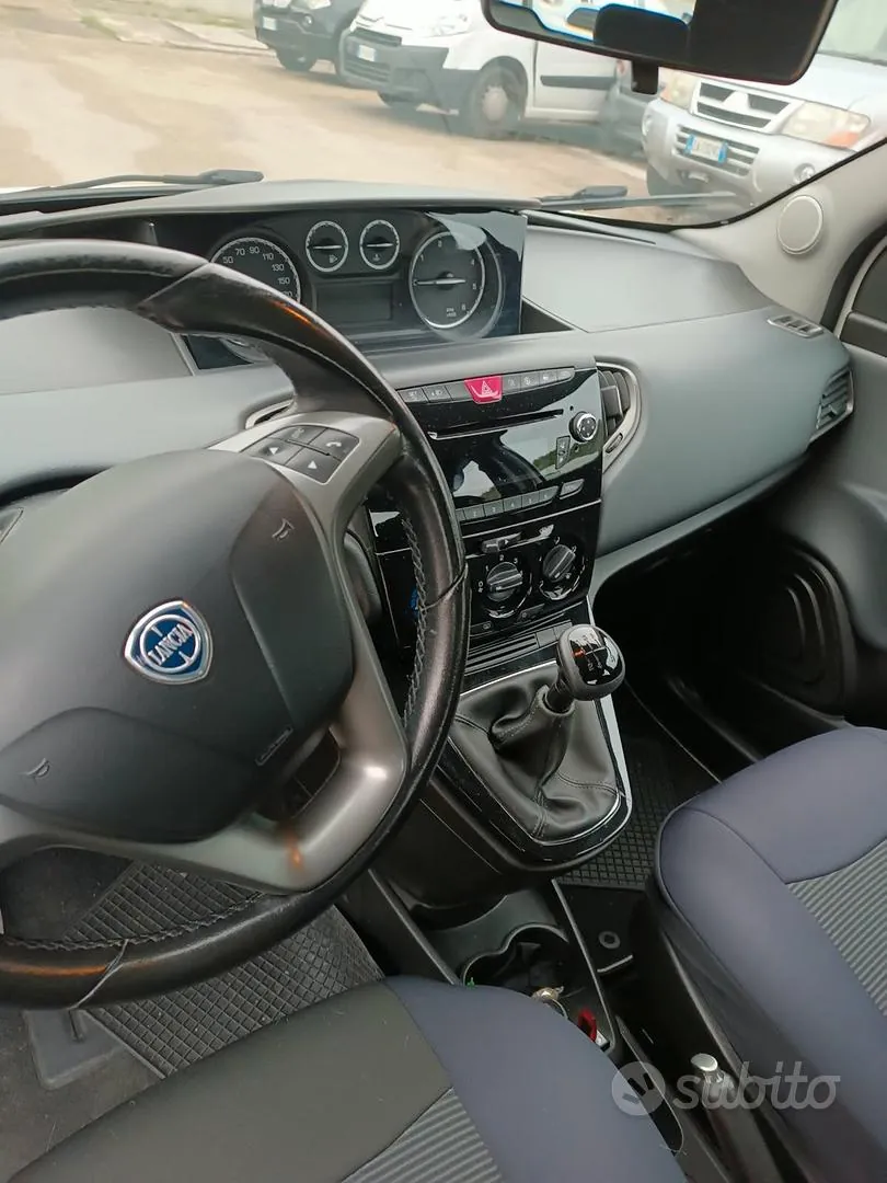 Lancia Ypsilon 2011 photo 2