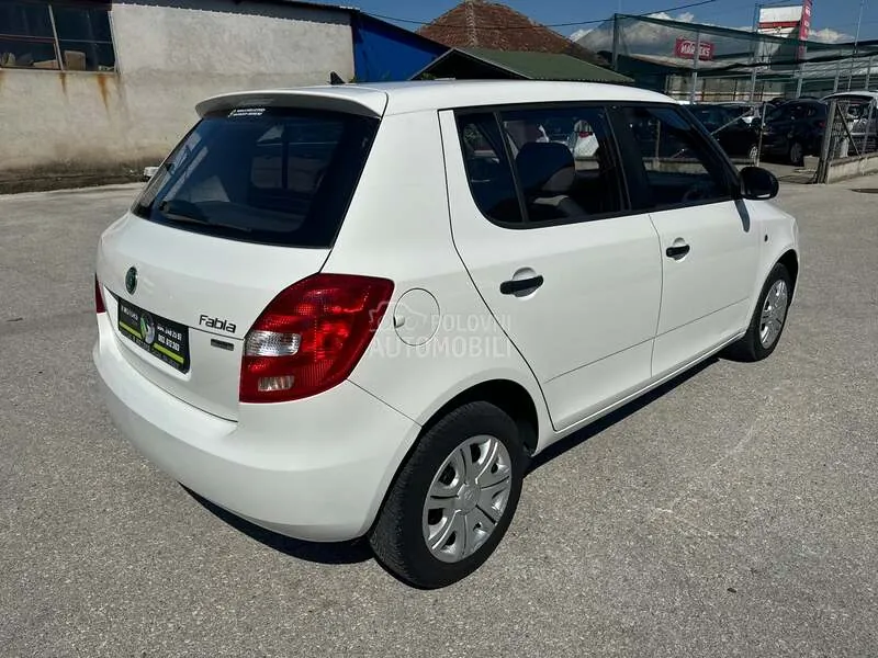 Skoda Fabia 2012 photo 3