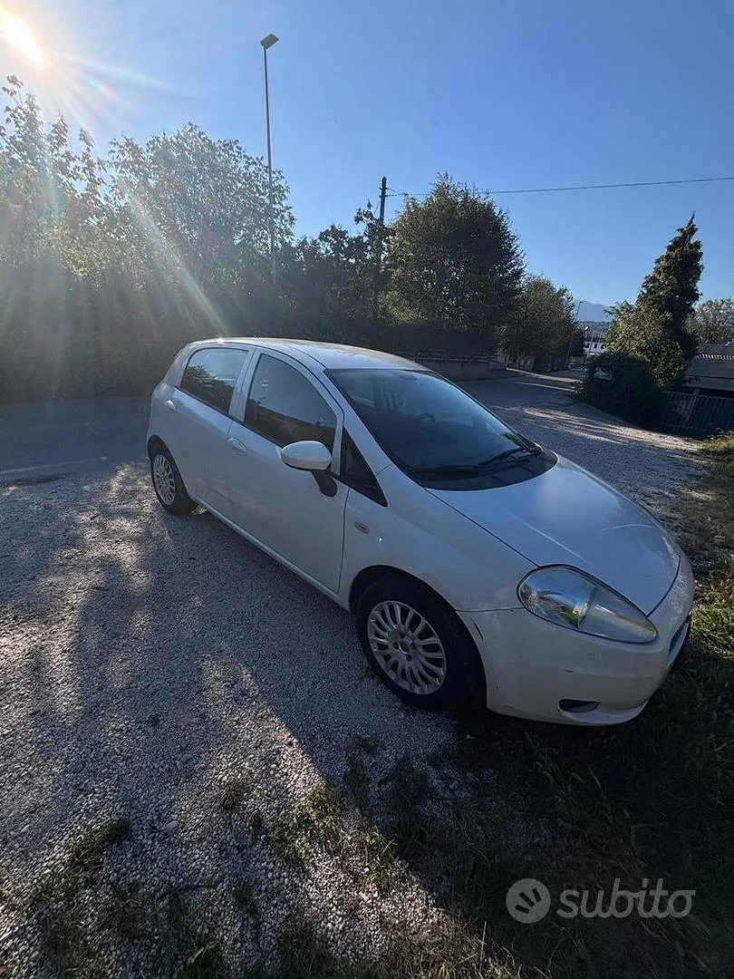 Fiat Punto 2011 photo 2