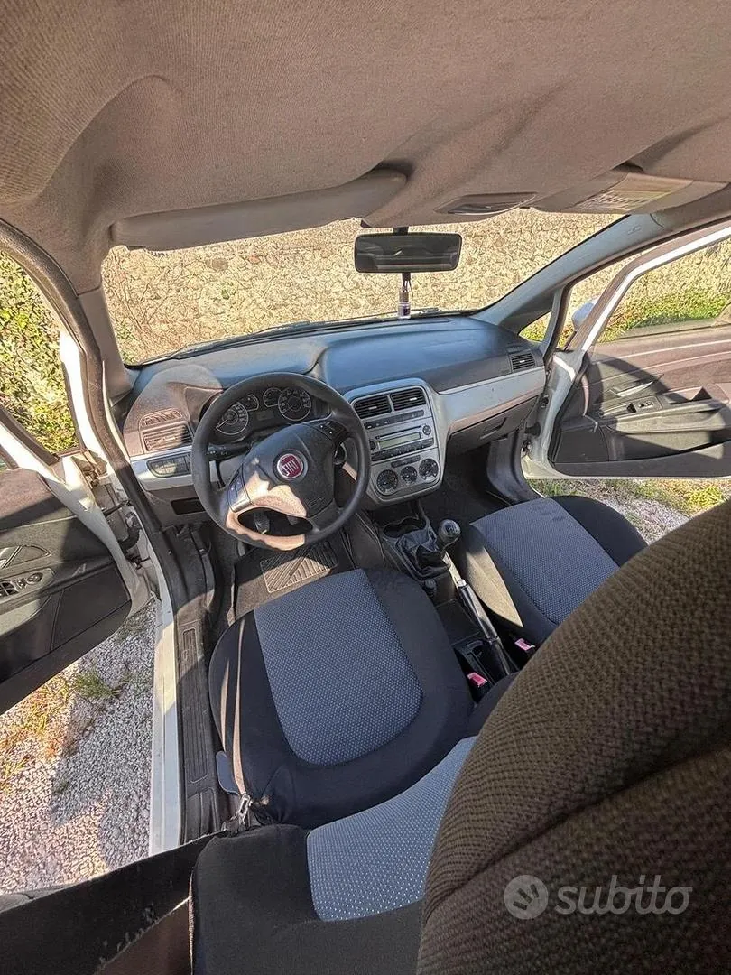 Fiat Punto 2011 photo 3