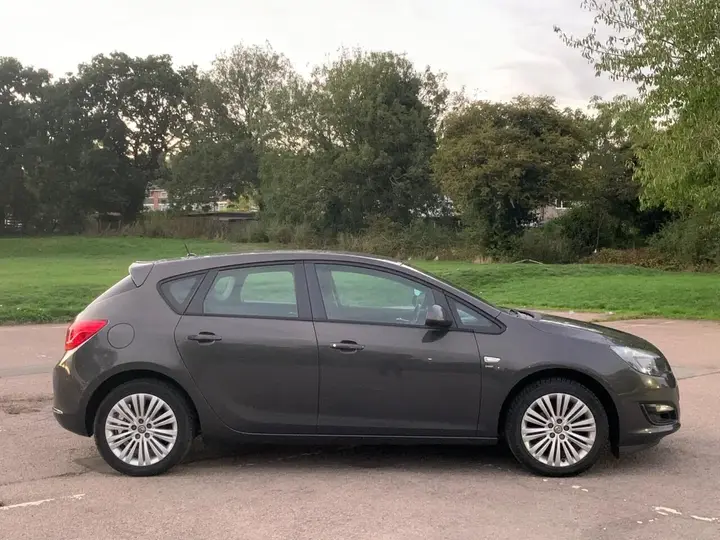 Vauxhall Astra 2013 photo 4
