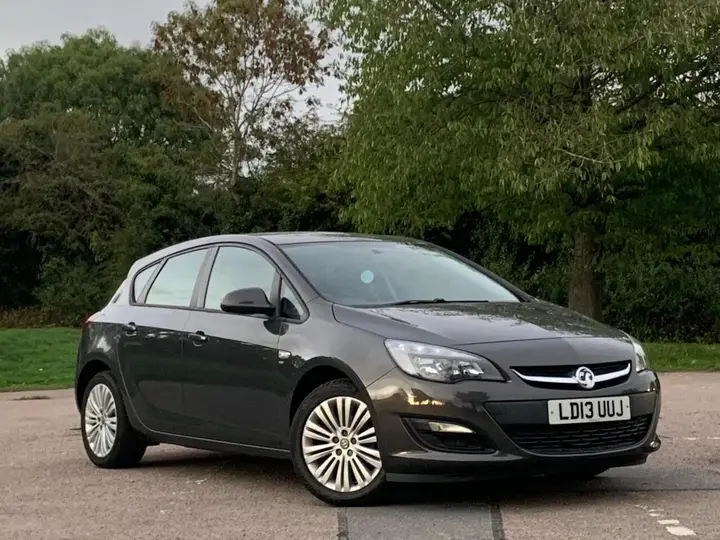 Vauxhall Astra 2013 photo 2