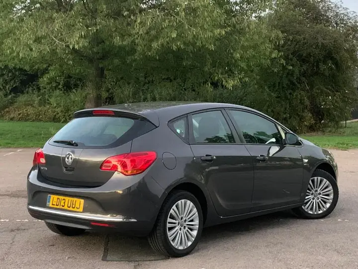 Vauxhall Astra 2013 photo 3