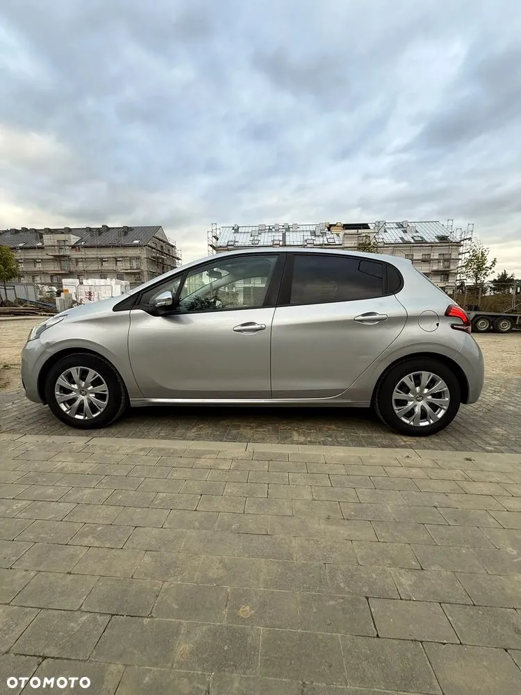 Peugeot 208 2015 photo 3