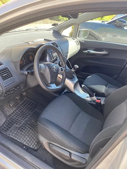 Toyota Auris 2011 photo 3
