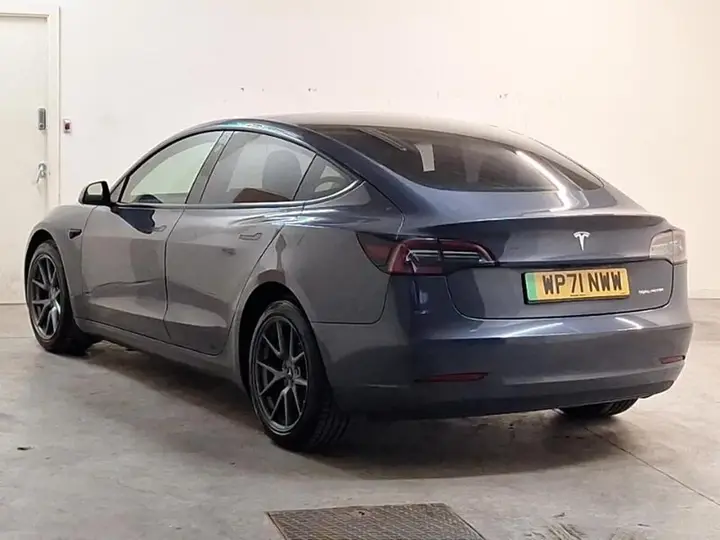 Tesla Model 3 2021 photo 2
