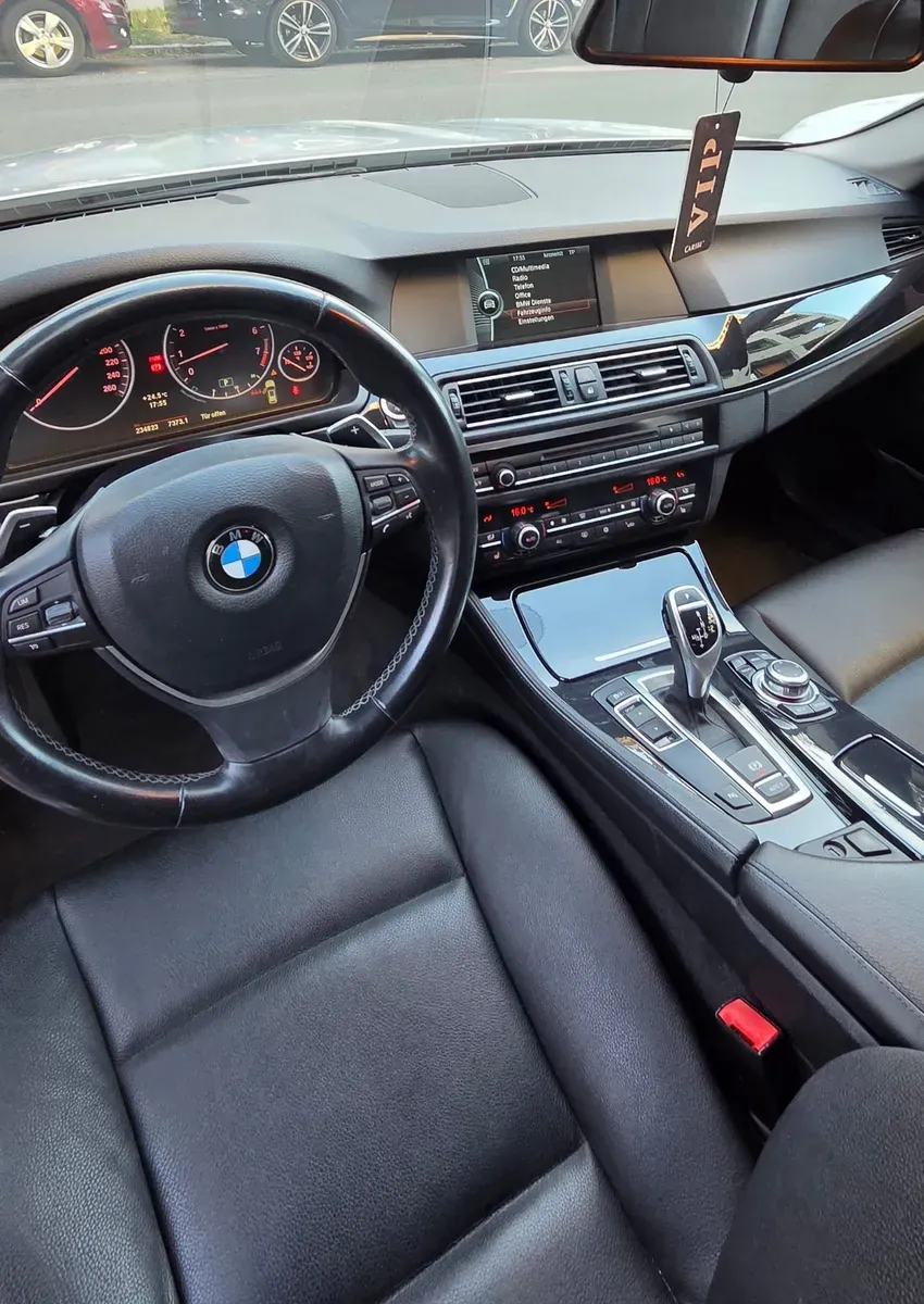 BMW 523I Touring 2011 photo 3