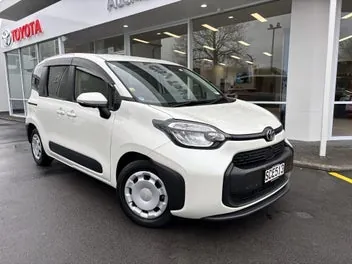 Toyota Sienta 2023 photo 2