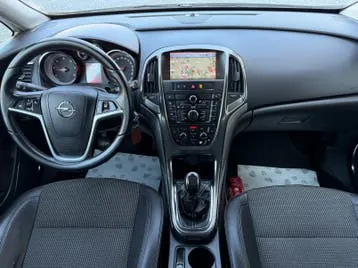 Opel Astra 2010 photo 2