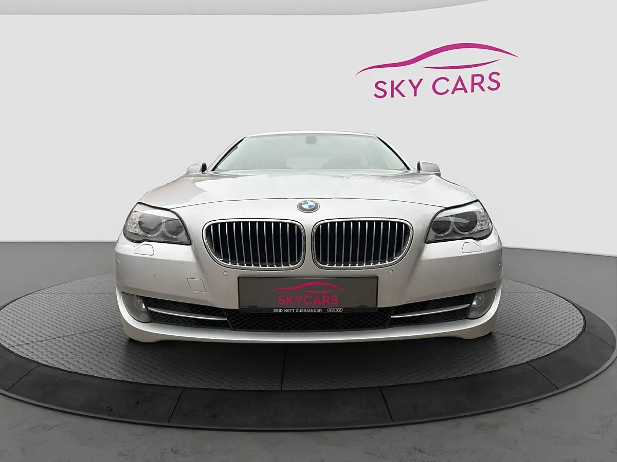 BMW 5 Series 2011 photo 2