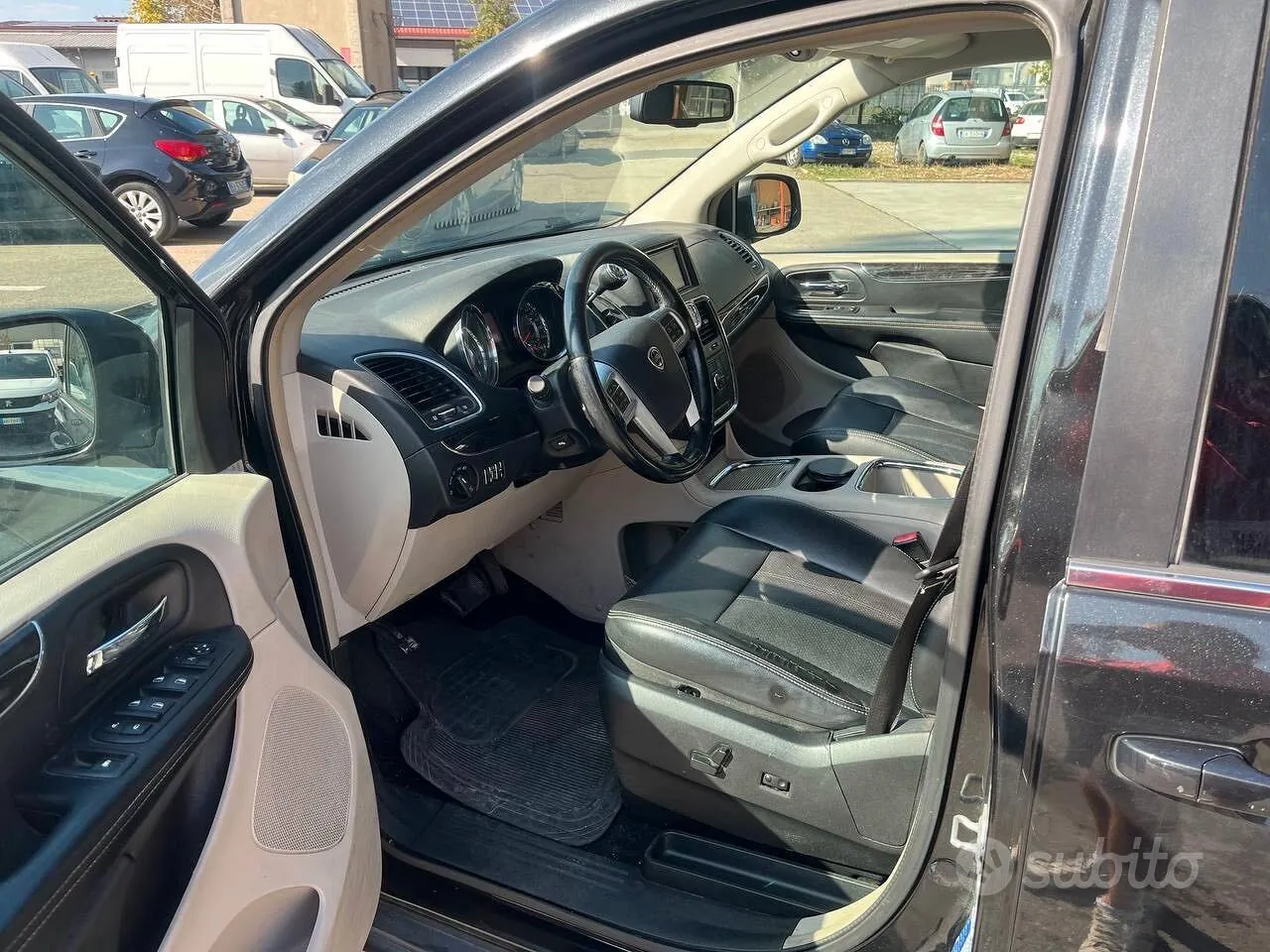 Lancia Voyager 2013 photo 5