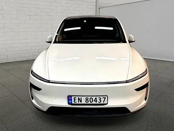 Tesla Model Y 2025 photo 4