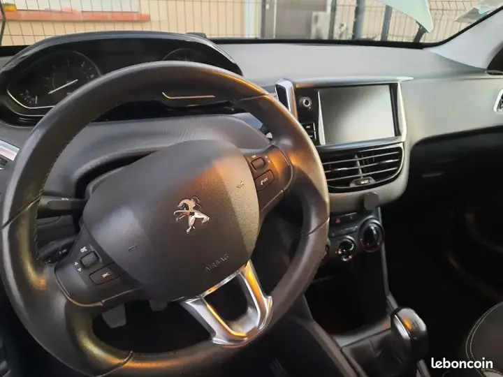 Peugeot 208 2017 photo 3