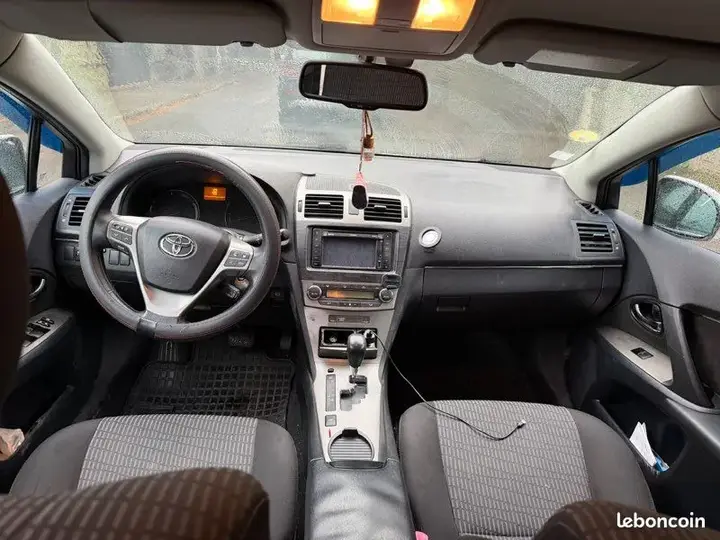 Toyota Avensis 2010 photo 2