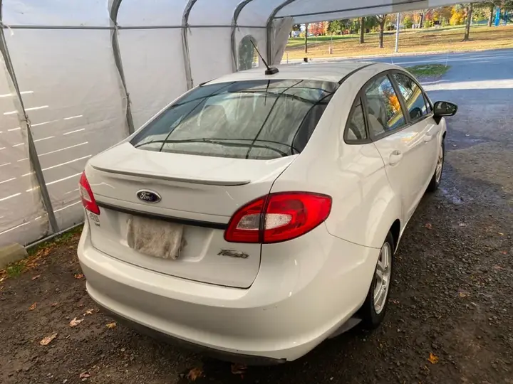 Ford Fiesta 2012 photo 3