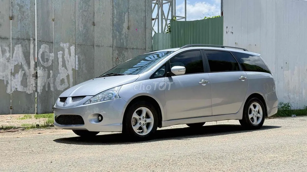 Mitsubishi Grandis 2005 photo 2