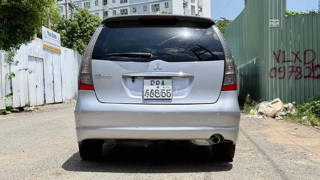 Mitsubishi Grandis 2005 photo 4