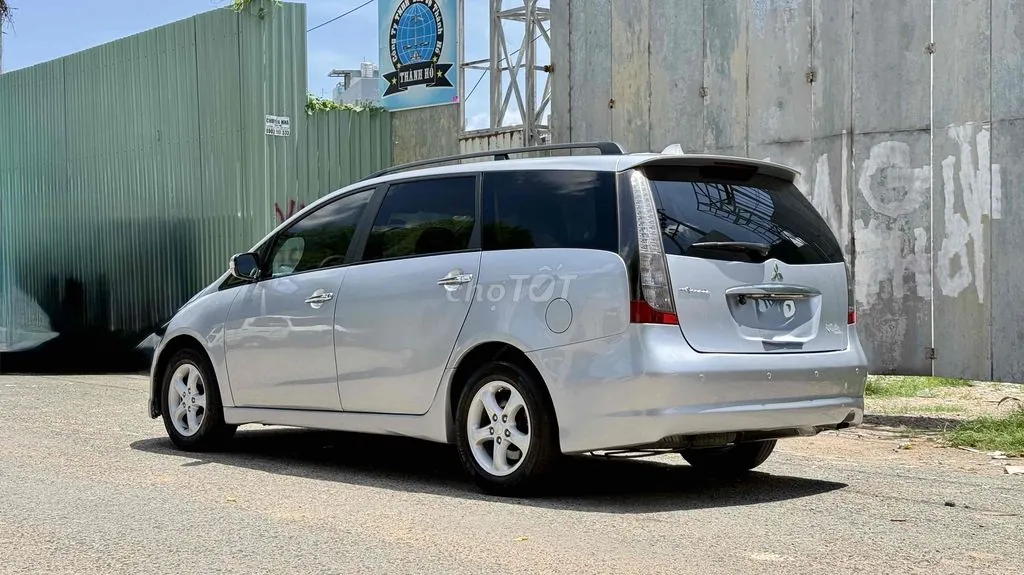Mitsubishi Grandis 2005 photo 5