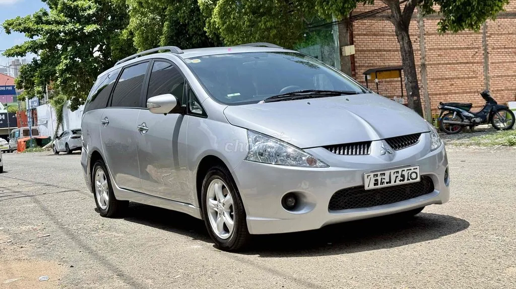 Mitsubishi Grandis 2005 photo 3