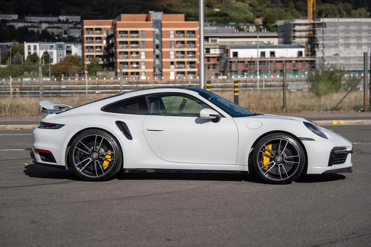 Porsche 911 2022 photo 2