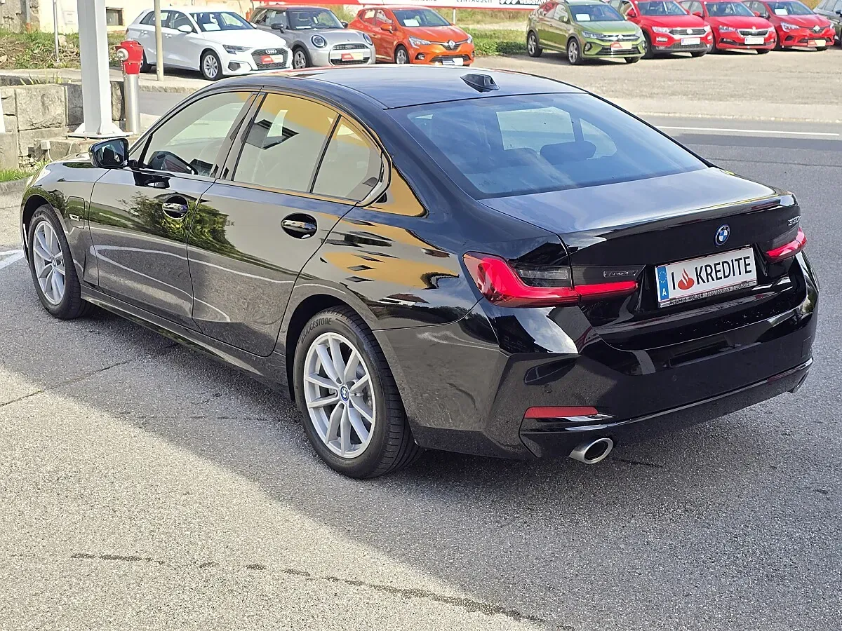 BMW 3 Series 2023 photo 2