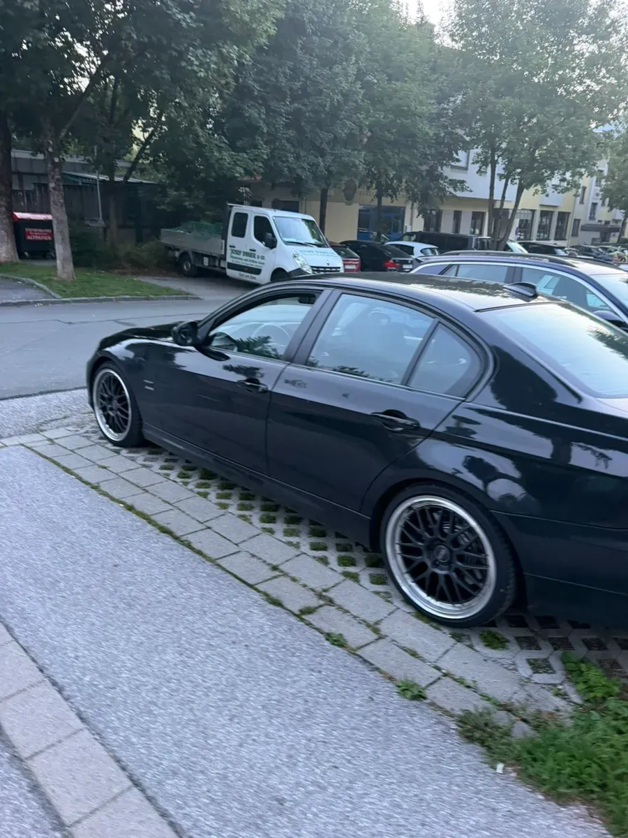BMW 3 Series 2009 photo 2
