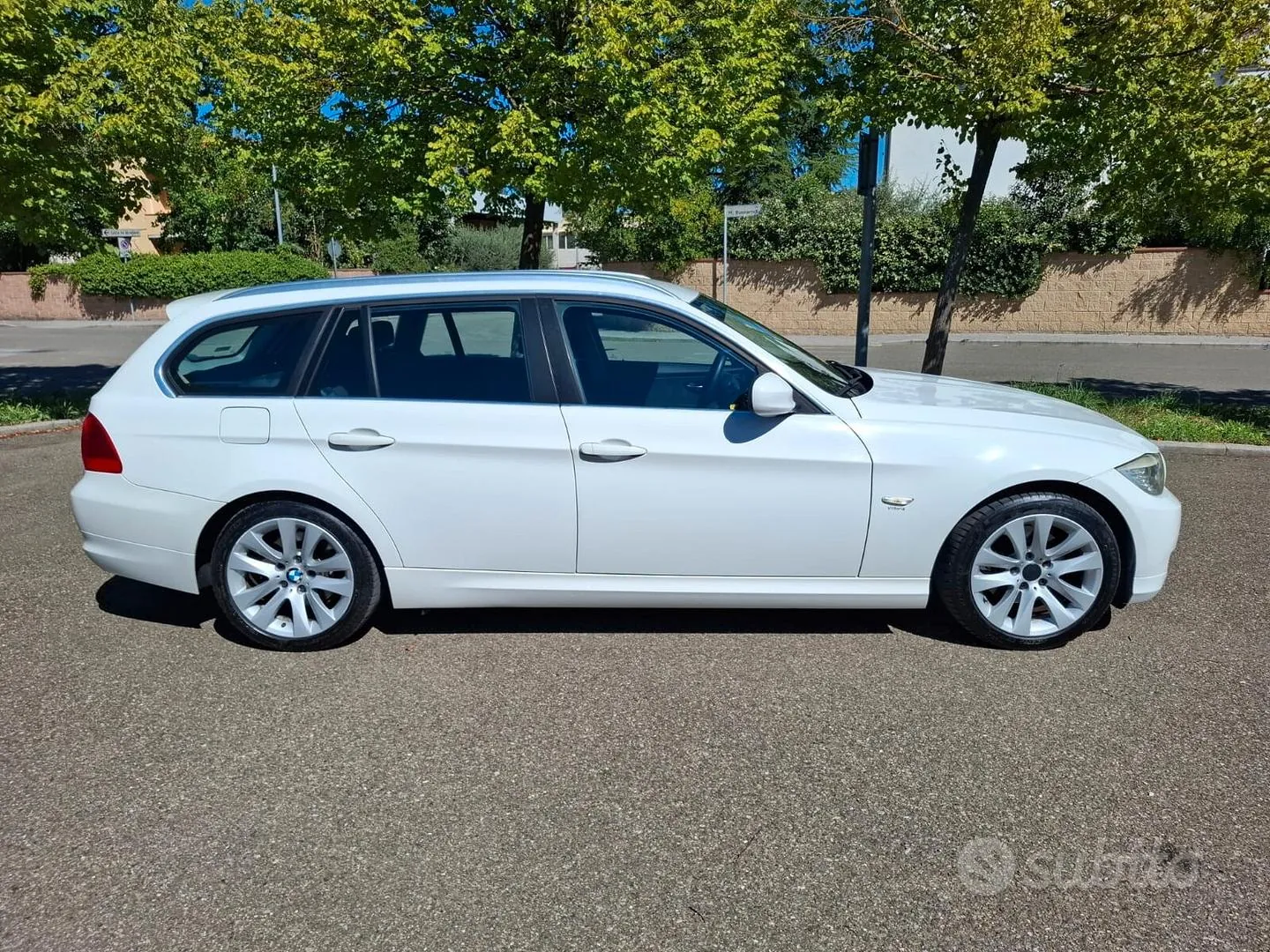 BMW 318 2011 photo 3