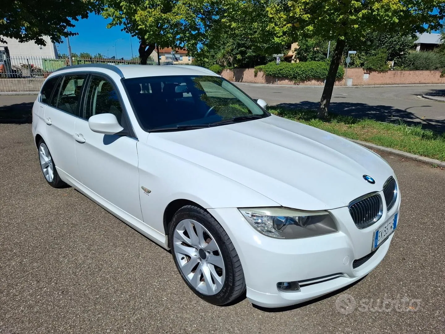 BMW 318 2011 photo 2