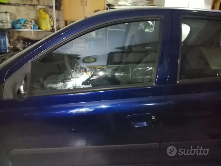 Toyota Yaris 2001 photo 2