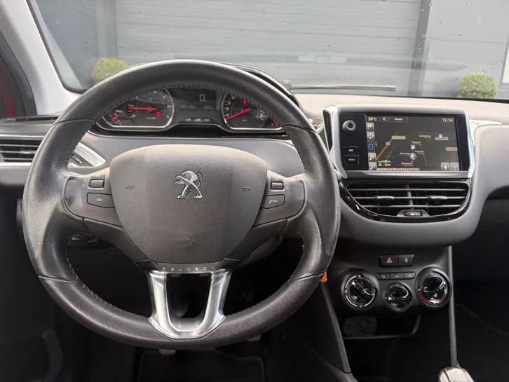Peugeot 208 2015 photo 3