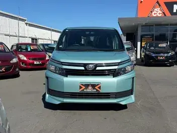 Toyota Voxy 2014 photo 3