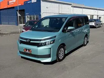 Toyota Voxy 2014 photo 4