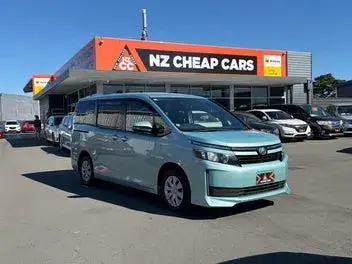 Toyota Voxy 2014 photo 2