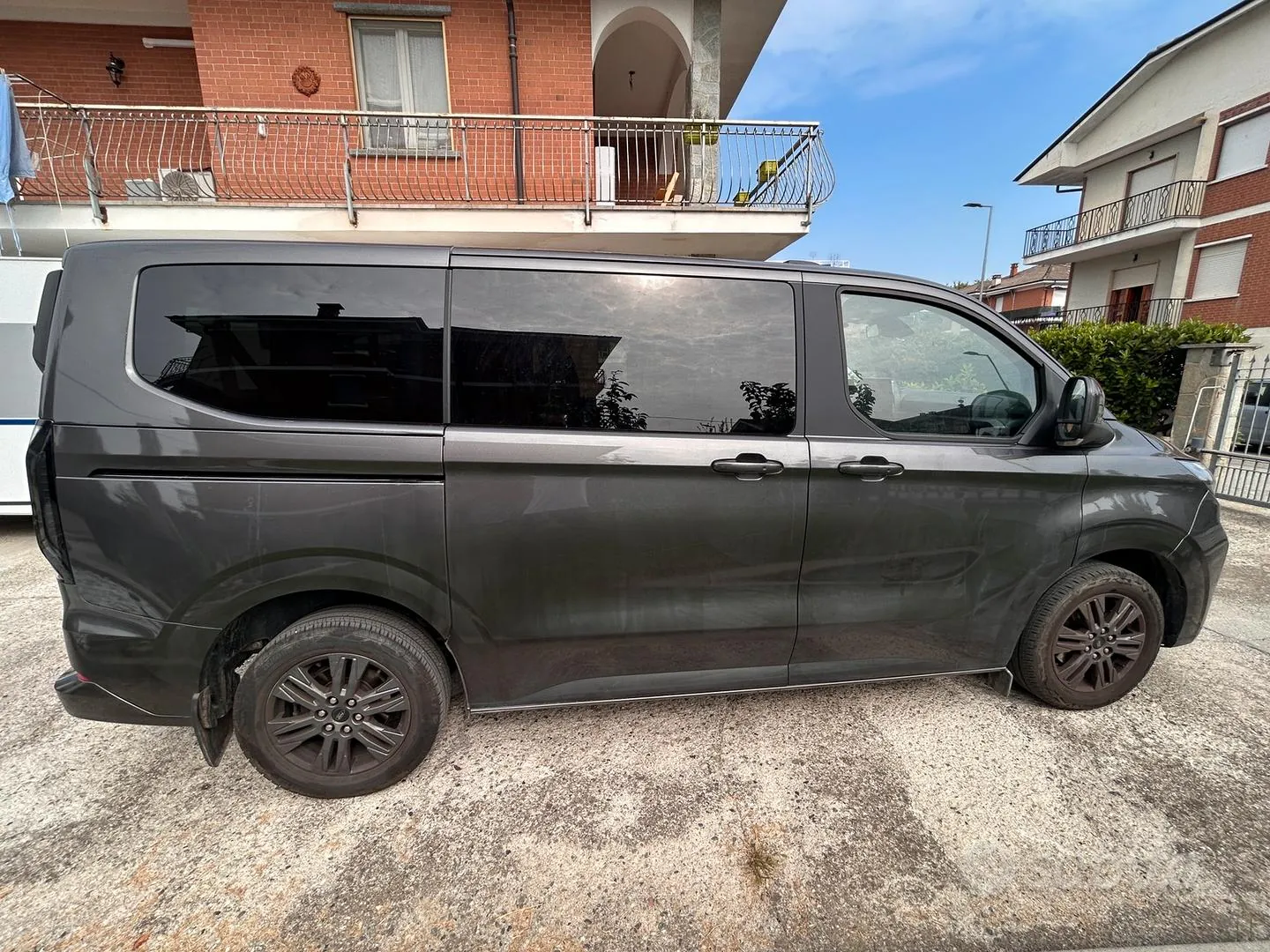 Ford Tourneo Custom 2025 photo 2