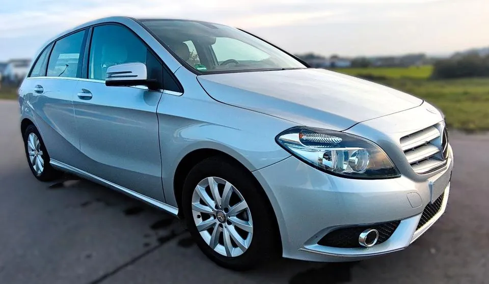 Mercedes-Benz B 180