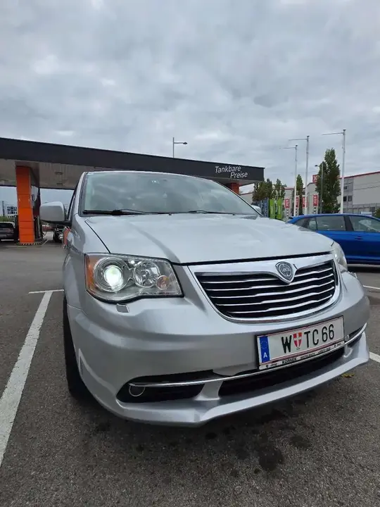 Lancia Voyager 2011 photo 2