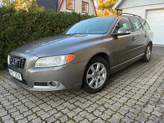Volvo V70 2010 photo 2