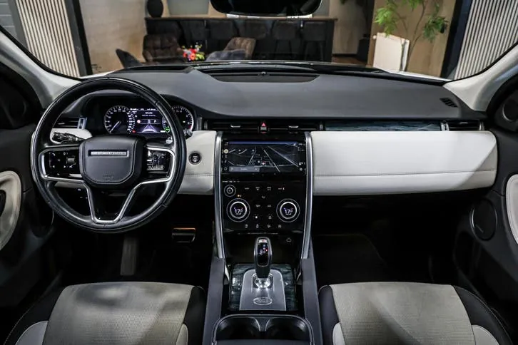 Land Rover Discovery Sport 2023 photo 2