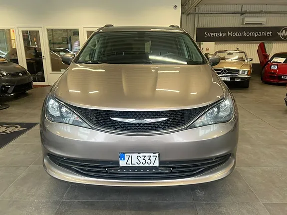 Chrysler Pacifica 2017 photo 2